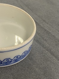 Un pot couvert en porcelaine de Chine en bleu et blanc, marque et peut-&ecirc;tre &eacute;poque de Qianlong