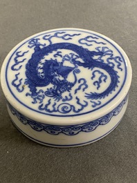 Un pot couvert en porcelaine de Chine en bleu et blanc, marque et peut-&ecirc;tre &eacute;poque de Qianlong