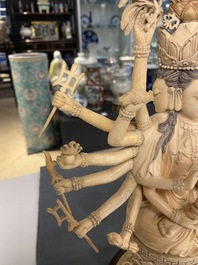 Une grande figure d'Avalokitesvare en ivoire sculpt&eacute;, Chine, 19&egrave;me