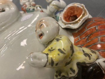 Een Chinese famille rose figuur van Boeddha, zegelmerk, 19/20e eeuw