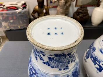 Drie Chinese blauw-witte dekselvazen, Kangxi merk, 19e eeuw