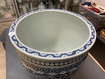 Un aquarium en porcelaine de Chine en bleu et blanc, 19&egrave;me