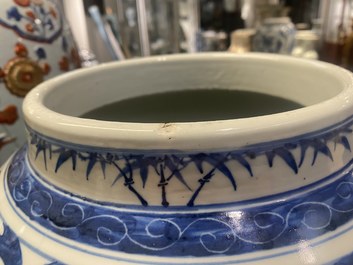 Een paar grote Chinese blauw-witte dekselvazen, 19e eeuw