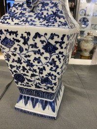 Een Chinese blauw-witte vaas met florale slingers, Qianlong