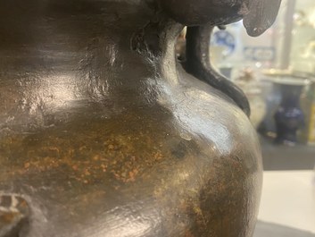 Een zeer grote Chinese bronzen wierookbrander, Xuande merk, Ming