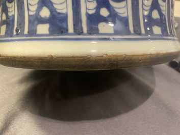 Een paar grote Chinese blauw-witte dekselvazen, 19e eeuw