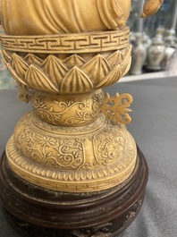 Une grande figure d'Avalokitesvare en ivoire sculpt&eacute;, Chine, 19&egrave;me
