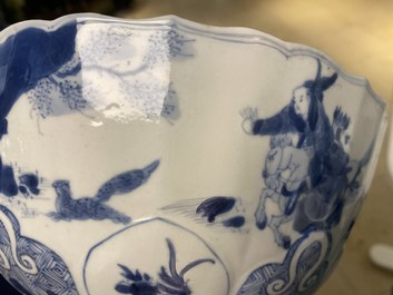 Twee Chinese blauw-witte kommen, Kangxi en Wanli