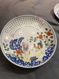 Un plat en porcelaine de Chine famille rose &agrave; d&eacute;cor d'un gar&ccedil;on, un coq, une poule et leurs poussins, marque minyao et &eacute;poque de Qianlong