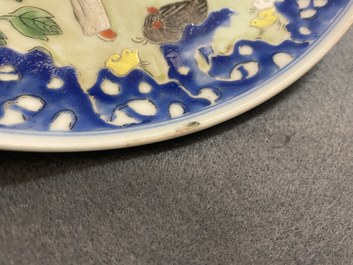 Un plat en porcelaine de Chine famille rose &agrave; d&eacute;cor d'un gar&ccedil;on, un coq, une poule et leurs poussins, marque minyao et &eacute;poque de Qianlong