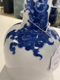 A Chinese blue and white mallet 'phoenix' vase, Kangxi mark, 19/20th C.