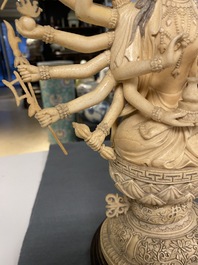 Une grande figure d'Avalokitesvare en ivoire sculpt&eacute;, Chine, 19&egrave;me