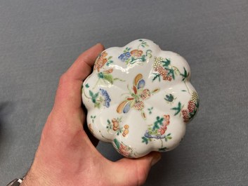 Zeven Chinese famille rose schotels, een theepot en een dekseldoos, 19e eeuw