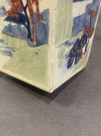 Een Chinese taps oplopende vierkante vaas met blauw-wit, celadon en koperrood decor, Kangxi