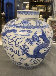 Un pot couvert en porcelaine de Chine en bleu et blanc, marque et peut-&ecirc;tre &eacute;poque de Qianlong