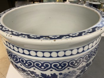 Un aquarium en porcelaine de Chine en bleu et blanc, 19&egrave;me
