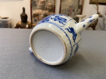 Een Chinese blauw-witte theepot met antiquiteiten, Kangxi