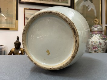 Een paar Chinese famille rose dekselpotten, 19e eeuw