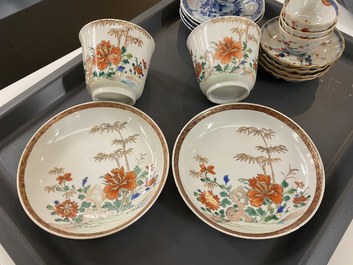 Vingt-quatre tasses et vingt-cinq soucoupes en porcelaine de Chine en bleu et blanc, famille rose, verte et de style Imari, Kangxi et apr&egrave;s
