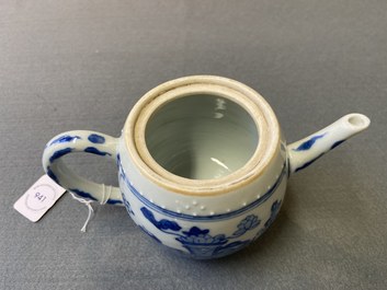 Een Chinese blauw-witte theepot met antiquiteiten, Kangxi