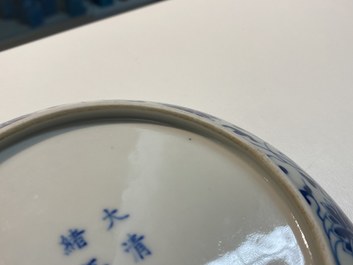 Een Chinees blauw-wit bord met lotusslingers, Guangxu merk en periode