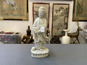 Een Chinese Dehua blanc de Chine figuur van Guanyin, Kangxi/Qianlong