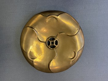 Un br&ucirc;le-parfum tripod sur socle en bronze, Chine, marque de Qianlong, Qing