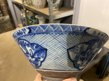Een paar Chinese blauw-witte kommen en een famille verte vaas, 19e eeuw