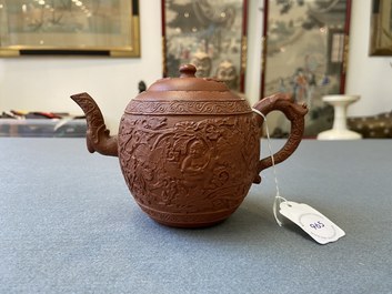 Une th&eacute;i&egrave;re en gr&egrave;s de Yixing &agrave; d&eacute;cor de gar&ccedil;ons parmi des rinceaux de pivoines, Kangxi