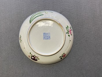 Un plat en porcelaine de Chine famille rose &agrave; d&eacute;cor d'un gar&ccedil;on, un coq, une poule et leurs poussins, marque minyao et &eacute;poque de Qianlong