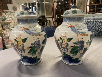 Een paar Chinese wucai dekselpotten, 19/20e eeuw