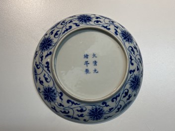 Een Chinees blauw-wit bord met lotusslingers, Guangxu merk en periode