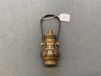 Un vase couvert en fer forg&eacute; partiellement dor&eacute; &agrave; la feuille, Chine, probablement 19&egrave;me