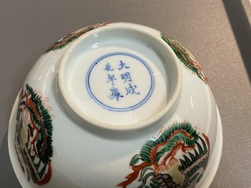 A Chinese famille verte 'phoenixes' bowl, Chenghua merk, Kangxi