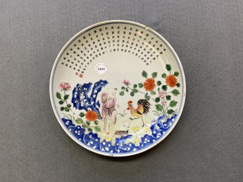 Un plat en porcelaine de Chine famille rose &agrave; d&eacute;cor d'un gar&ccedil;on, un coq, une poule et leurs poussins, marque minyao et &eacute;poque de Qianlong