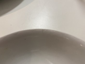 Een Chinese kom met medaillons op robijnrode fondkleur, 19/20e eeuw
