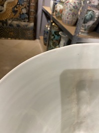 Een paar Chinese blauw-witte kommen en een famille verte vaas, 19e eeuw