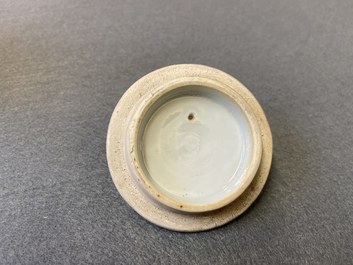 Een Chinese blauw-witte theepot met antiquiteiten, Kangxi