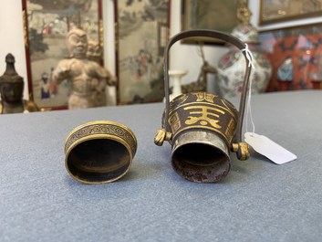 Un vase couvert en fer forg&eacute; partiellement dor&eacute; &agrave; la feuille, Chine, probablement 19&egrave;me