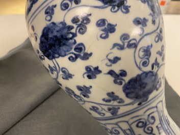 Un vase de forme 'meiping' en porcelaine de Chine en bleu et blanc, Ming