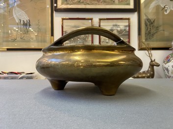 Un br&ucirc;le-parfum tripod sur socle en bronze, Chine, marque de Qianlong, Qing
