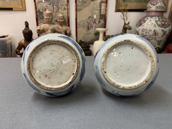 Een paar Chinese blauw-witte kendi, Wanli