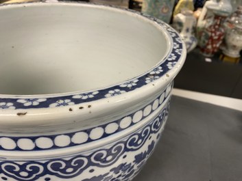 Un aquarium en porcelaine de Chine en bleu et blanc, 19&egrave;me