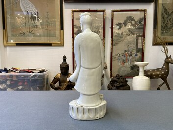 Een Chinese Dehua blanc de Chine figuur van Guanyin, Kangxi/Qianlong