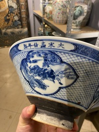 Een paar Chinese blauw-witte kommen en een famille verte vaas, 19e eeuw