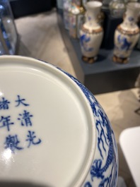 Een Chinees blauw-wit 'draken' bord, Guangxu merk en periode