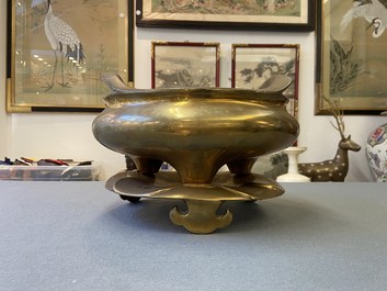 Un br&ucirc;le-parfum tripod sur socle en bronze, Chine, marque de Qianlong, Qing