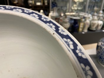 Un aquarium en porcelaine de Chine en bleu et blanc, 19&egrave;me
