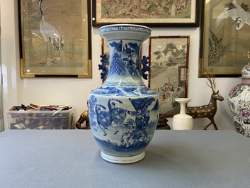 Een Chinese blauw-witte vaas met krijgers, 19e eeuw