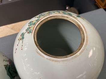 Een paar Chinese famille rose dekselpotten, 19e eeuw
